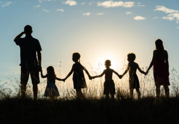 Silhouette,Of,A,Happy,Large,Family,At,Sunset.