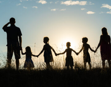 Silhouette,Of,A,Happy,Large,Family,At,Sunset.