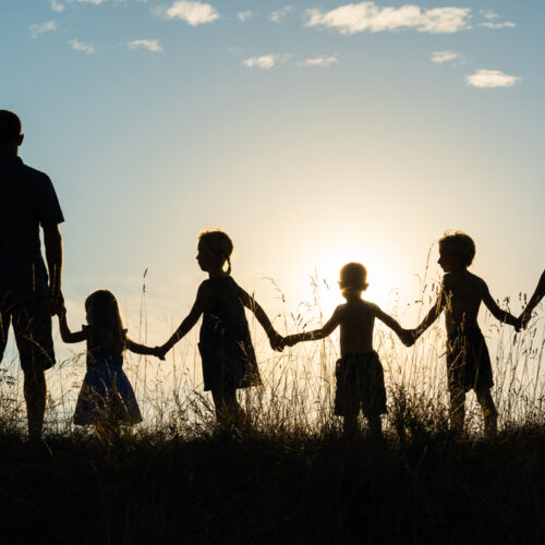 Silhouette,Of,A,Happy,Large,Family,At,Sunset.